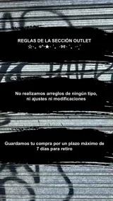 Vestido mini negro de microfibra liviana con escote halter y espalda semi descubierta. Silueta entallada al cuerpo con ballenas.