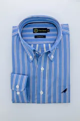 Camisa de hombre marca Club House, de corte clásico, con cuello button down, manga larga y estampado a rayas verticales azules y blancas. Tiene un bolsillo en el pecho con un logo bordado de un pájaro.