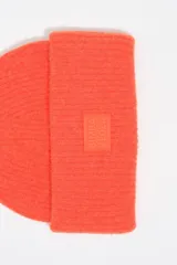 Gorro tipo beanie de punto acanalado en color negro, con vuelta y parche frontal con el logo de la marca Bimba y Lola.