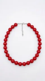Collar de cuentas esféricas grandes de color marfil, con cadena de extensión y cierre de mosquetón metálico plateado.