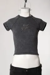 Remera de morley con efecto lavado y mangas raglán, de color negro, corte ajustado al cuerpo y aplique frontal con la inscripción "Hot Mess".
