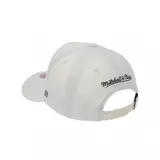 Gorra Mitchell & Ness color azul, de visera curva, con el nombre de la marca bordado en el frente en hilo blanco y logotipo en el lateral.