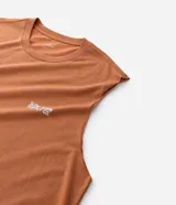 Musculosa masculina de algodón color tostado, con cuello redondo y sisas amplias. Presenta estampa pequeña en el pecho y diseño gráfico grande en la espalda, con un corte holgado y cómodo.