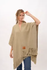 Ruana color beige tejida en telar manual con hilado mecha.