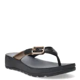 Sandalias tipo chinela con plataforma, color negro con detalles en bronce. Presentan una tira superior con textura y una hebilla decorativa metálica en tono dorado.