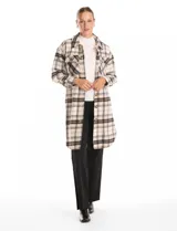 Sobrecamisa larga de tejido soft con estampado a cuadros en tonos beige, rosa y gris. Presenta cuello con solapa, cierre frontal con botones, bolsillos aplicados en el pecho y mangas largas con puños abotonados.