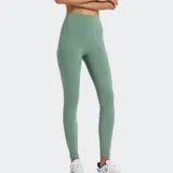 Calza deportiva de tiro alto, color verde menta, de tejido elástico en 4 direcciones con tecnología de secado rápido NB DRY. Posee cordón interior y bolsillo oculto en la cintura.