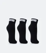 Pack de tres pares de medias deportivas Puma de caña corta, confeccionadas en tejido de algodón con textura. Incluye un par negro, uno blanco y uno gris, cada uno con el logo de la marca en el talón y el nombre en la parte superior.