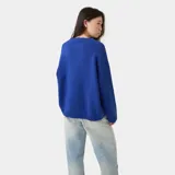 Sweater de punto azul Klein, con cuello redondo y diseño de corte cuadrado y ligeramente corto. Cuenta con el logotipo de la marca tejido en jacquard en el frente.