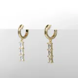 Par de aros tipo argolla dorados con colgante de tres cristales rectangulares.