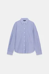Camisa de manga larga con cuello solapa, cierre frontal con botones y bajo asimétrico, con estampado de rayas verticales.