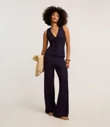 Pantalón pantalona de ribana color negro, con cintura elástica y textura acanalada.