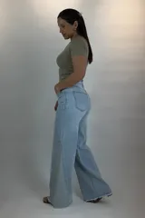 Jeans wide leg de tiro medio en color celeste claro, con diseño de pernera ancha, costuras destacadas y detalle deflecado en el dobladillo inferior.