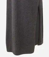 Vestido midi Marfinno de punto color gris oscuro, con cuello alto, mangas cortas amplias y diseño suelto.