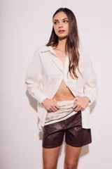 Camisa oversize color crudo confeccionada en lino y viscosa, de manga larga con puños abotonados y cuello clásico.