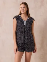 Conjunto de pijama de short y remera en tejido soft estampado. Remera de escote en V con aplique de puntilla, botones y detalle plisado. Short con cintura elastizada.