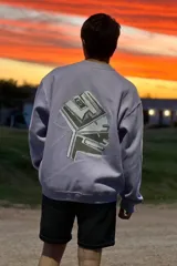 Buzo lila con cuello redondo y puños y cintura acanalados. Estampado en la espalda con el logo de la marca.