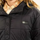 Campera Billabong Ride Puffer Anorak negra con capucha y cierre de botones a presión.