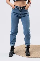Jeans mom fit de tiro alto y lavado azul medio, con pernera relajada y dobladillo vuelto en los tobillos.