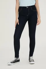 Jean super skinny Levi's modelo 720 High Rise, de tiro alto y calce ajustado, confeccionado en denim stretch azul oscuro con costuras en contraste.