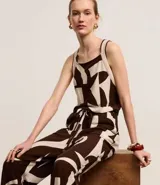 Mono largo de viscosa con estampado abstracto en blanco y negro, escote cuadrado, sisas de punto, lazo en la cintura y abertura en la espalda.