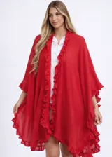 Ruana liviana de color rojo, con diseño abierto y terminaciones con volados amplios en todo el borde.