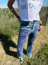 Pantalón de tiro medio y corte recto, con un acabado rústico y estampado artesanal en tonos tierra que simula texturas naturales. Presenta cierre frontal con botón y bolsillos laterales.