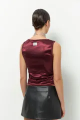 Top sin mangas de satén color gris topo, con cuello redondo y cordones laterales para fruncir.