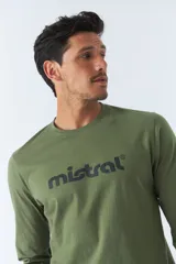 Remera de manga larga azul marino con logo 'mistral' estampado en el pecho. Corte recto y cuello redondo.