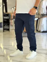 Pantalón cargo de gabardina color azul marino, de corte recto y múltiples bolsillos laterales.