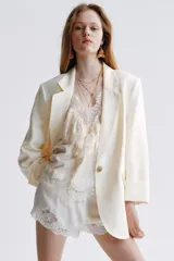 Blazer de botonadura sencilla en mezcla de lino y viscosa con solapas de muesca y cierre de un botón. Modelo con hombreras, pinzas moldeadoras adelante, abertura en los puños y bolsillos ribeteados con solapa, con abertura atrás y forrado.
