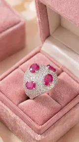 Anillo tipo bombe de plata 925 con pavé de circonias blancas y cuatro piedras naturales de rubí en talla oval.