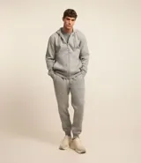 Pantalón deportivo gris de algodón y poliéster, con interior felpudo, cintura con lazo y puños ajustados.