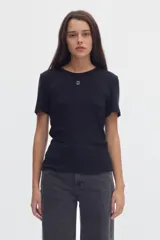 Remera de rib de cuello redondo y manga corta, de color blanco, con pequeño logo bordado en el centro del pecho.