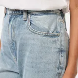 Pantalón de jean celeste de corte recto, tiro alto y con dobladillo ancho en el ruedo.