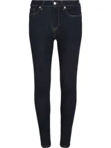 Pantalón de jean azul oscuro, corte skinny, tiro alto y largo hasta el tobillo.