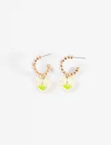 Aros tipo argolla dorados con perlas y dije colgante de corazón con diseño de tulipán.