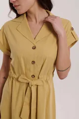 Vestido midi color crudo, con cuello camisero, mangas cortas con botón y lazo en la cintura.