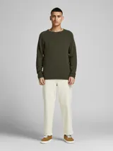 Sweater de punto color verde oscuro, con cuello redondo y mangas largas.