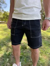 Bermuda de jean gris claro con efecto acid wash, bolsillos delanteros aplicados y costuras destacadas.