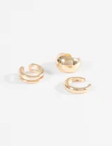Set de tres earcuffs dorados de zinc, con diseños variados: dos finos y uno más grueso y abultado.