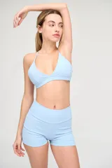 Top deportivo celeste con escote bajo y cintura con elástico de 3cm.