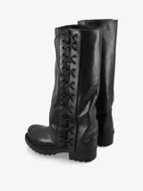 Bota alta de cuero negro con diseño de cordones frontales a lo largo de toda la caña y suela track robusta.