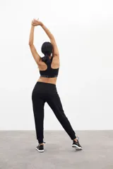 Pantalón de jogging negro de algodón frisado, corte slim fit.