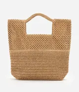 Cartera rectangular de Bossa Nossa confeccionada en fibra de papel con trama artesanal, calada y cerrada, de tono beige. Cuenta con asas integradas, forro interno de poliéster y detalle de aplique metálico frontal.