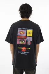 Remera negra de algodón con estampado en la espalda que incluye recuadros con diseños abstractos y la frase "Life is a configuration that allows the expression of existence".