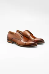 Zapato clásico acordonado de cuero con puntera reforzada y suela mixta de cuero y goma.