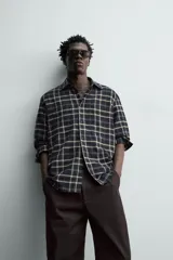 Camisa relaxed fit de franela de algodón, con diseño a cuadros en tonos azul marino, verde y blanco. Cuenta con cuello camisero, manga larga con puños abotonados, bolsillos de parche en el pecho y cierre frontal con botones.