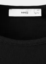 Top de canalé negro, confeccionado en mezcla de algodón, con cuello redondo y diseño sin mangas de corte entallado.