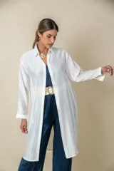 Camisa larga lisa color negro, de seda, que se puede usar como camisa o túnica.